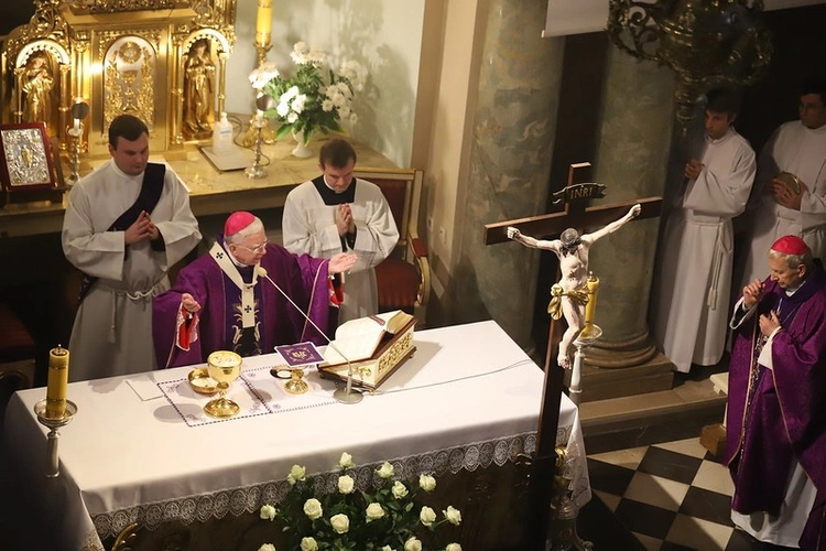 Pierwsza część uroczystości pogrzebowych ks. inf. Jerzego Bryły