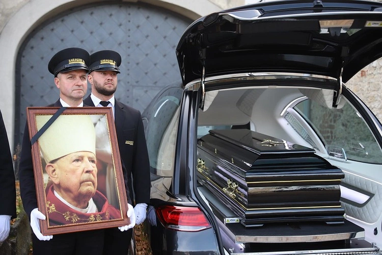 Pierwsza część uroczystości pogrzebowych ks. inf. Jerzego Bryły