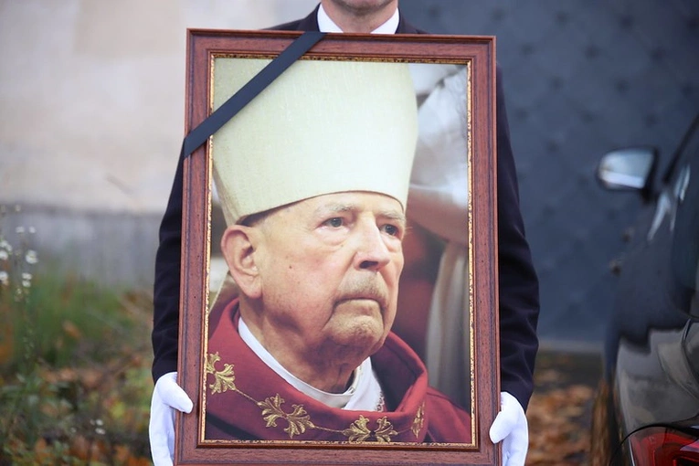 Pierwsza część uroczystości pogrzebowych ks. inf. Jerzego Bryły