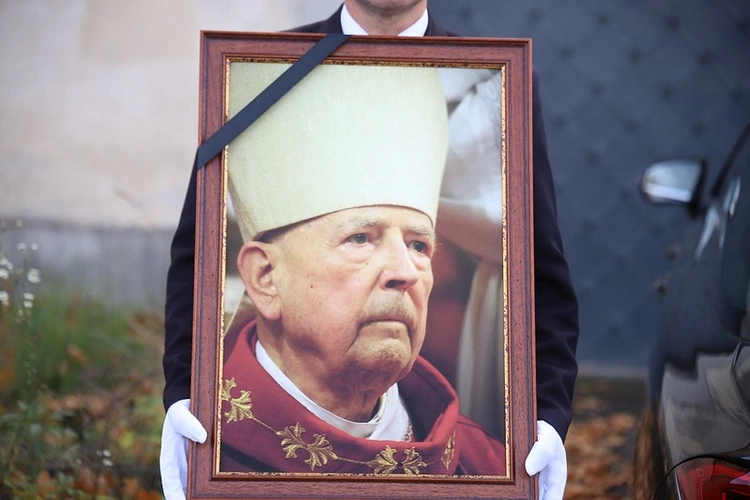 Pierwsza część uroczystości pogrzebowych ks. inf. Jerzego Bryły