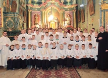 W Starej Wsi  jest 50 ministrantów i 4 szafarzy. Proboszczem jest  ks. Szymon Tracz