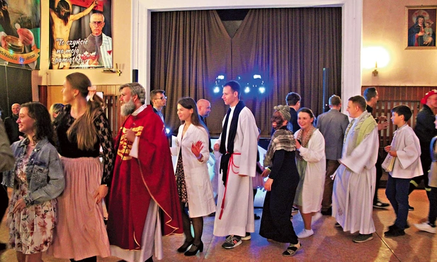 Do zabawy dołączają osoby  z całego miasta 