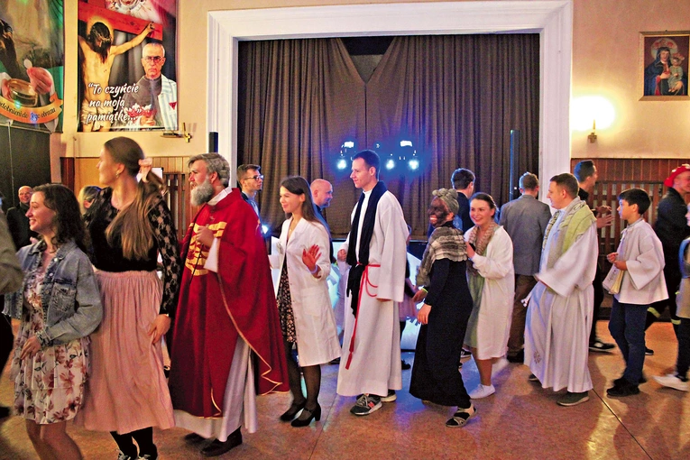 Do zabawy dołączają osoby  z całego miasta 
