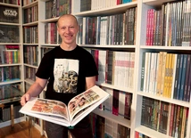 W mieszkaniu pana Krzysztofa na regałach można znaleźć  całe serie oprawionych komiksów 