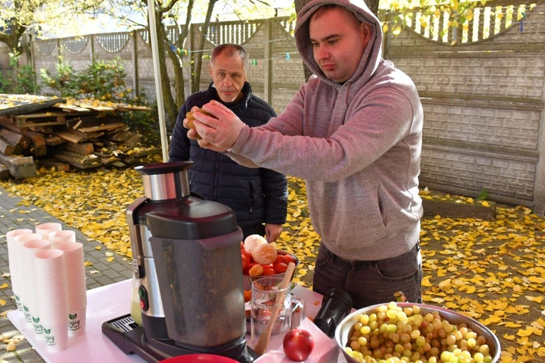 Kawiarenka naprawcza w schronisku Caritas