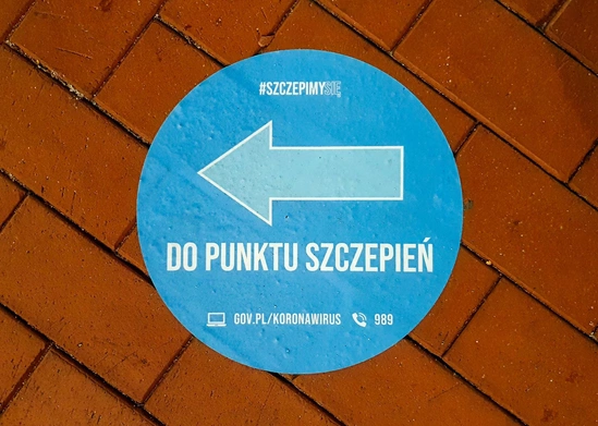 Rozpoczynają się szczepienia nową szczepionką przeciwko COVID-19