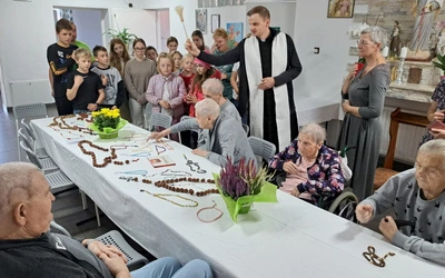 Różańce poświęcił ks. Paweł Mańturzyk.