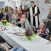 Różańce poświęcił ks. Paweł Mańturzyk.