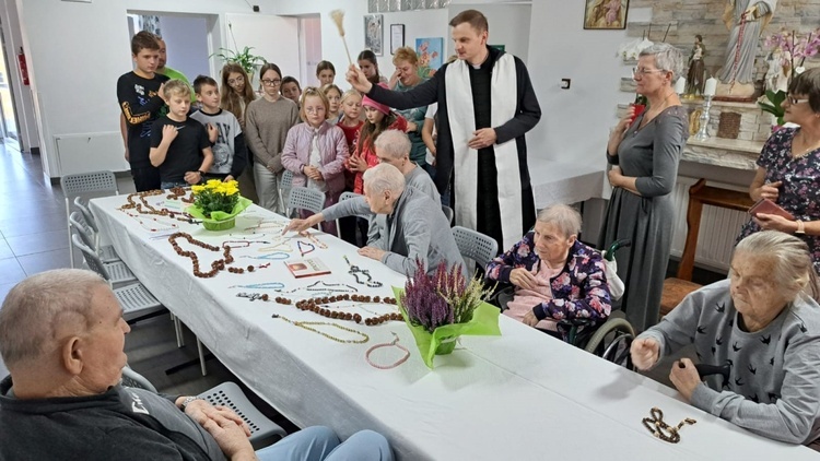 Różańce poświęcił ks. Paweł Mańturzyk.