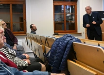 Szkodliwe urojenie czy pole dialogu i wartości?