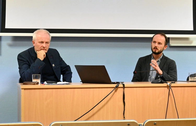 Szkodliwe urojenie czy pole dialogu i wartości?