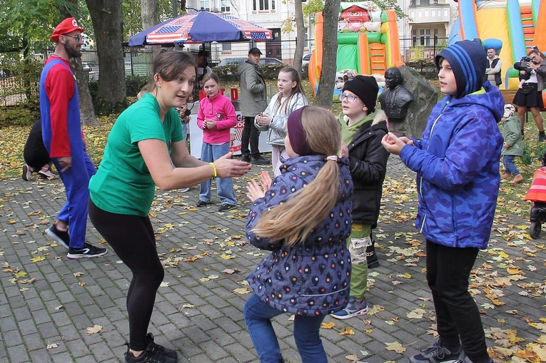 Alpaki, tańce i hot dogi