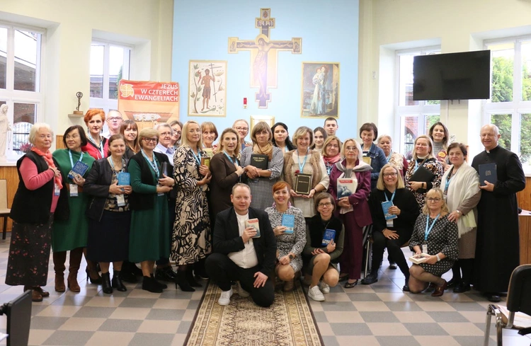 Uczestnicy kursu w kaplicy ośrodka.