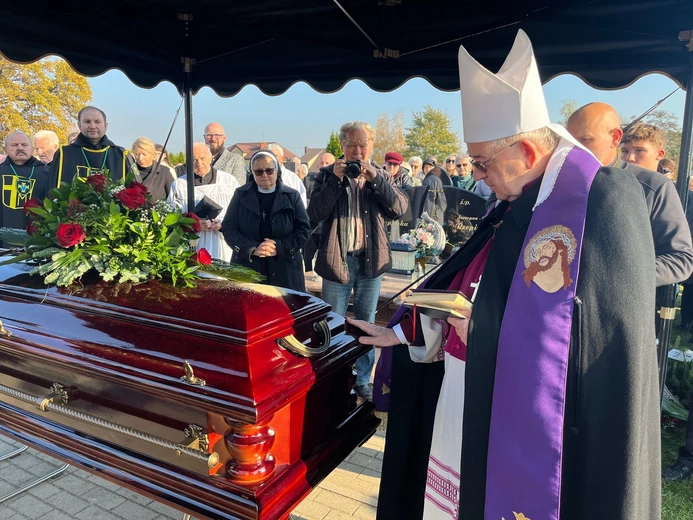 Uroczystościom pogrzebowym przewodniczył biskup Roman Marcinkowski.