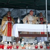 Porządek uroczystości na cmentarzach radomskich