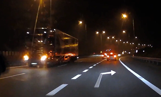 Śląskie. Policja szuka świadków jazdy pod prąd ciężarówek na S1