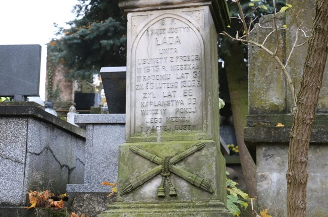 Zabytkowy nagrobek ks. Justyna Łady
