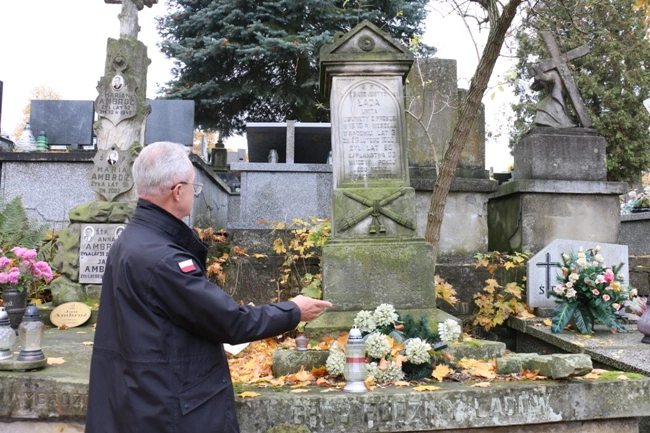 Zabytkowy nagrobek ks. Justyna Łady