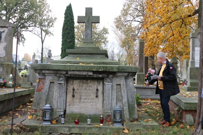 Zabytkowy nagrobek ks. Justyna Łady