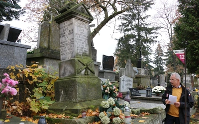 Sławomir Adamiec przy nagrobku ks. Łady.