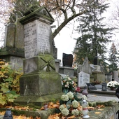 Sławomir Adamiec przy nagrobku ks. Łady.