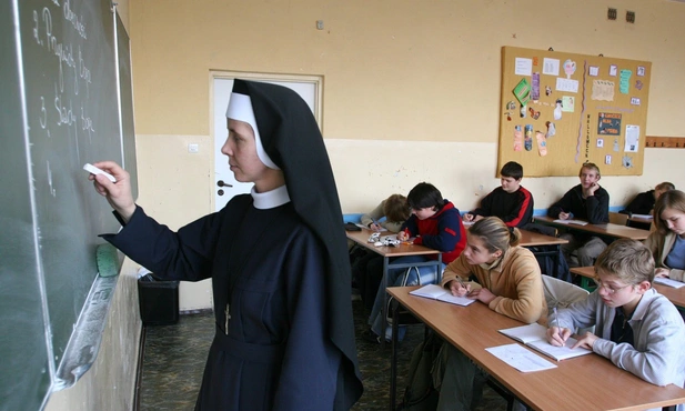 O liczbie lekcji religii w szkole powinny decydować placówki edukacyjne
