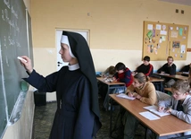 O liczbie lekcji religii w szkole powinny decydować placówki edukacyjne
