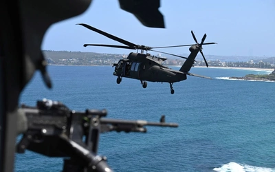Black Hawk Australijskich Sił Obronnych nad portem w Sydney