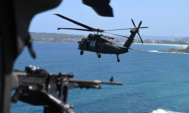 Black Hawk Australijskich Sił Obronnych nad portem w Sydney