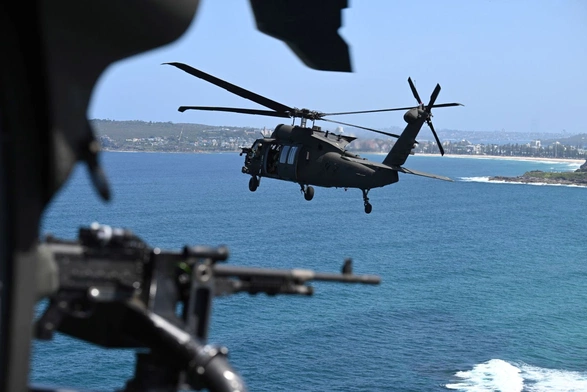 Black Hawk Australijskich Sił Obronnych nad portem w Sydney