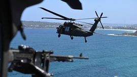 Black Hawk Australijskich Sił Obronnych nad portem w Sydney