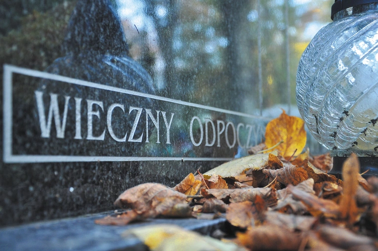 Rozmowa z grabarzem, który cieszy się życiem. O śmierci swobodnie, ale rzeczowo i z szacunkiem dla zmarłych