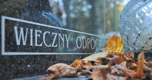 Rozmowa z grabarzem, który cieszy się życiem. O śmierci swobodnie, ale rzeczowo i z szacunkiem dla zmarłych