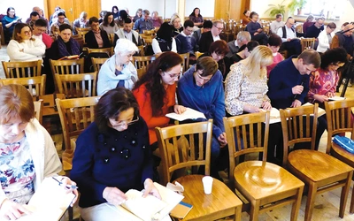 Słuchacze podczas pierwszych zajęć drugiego sezonu w Bielsku-Białej.