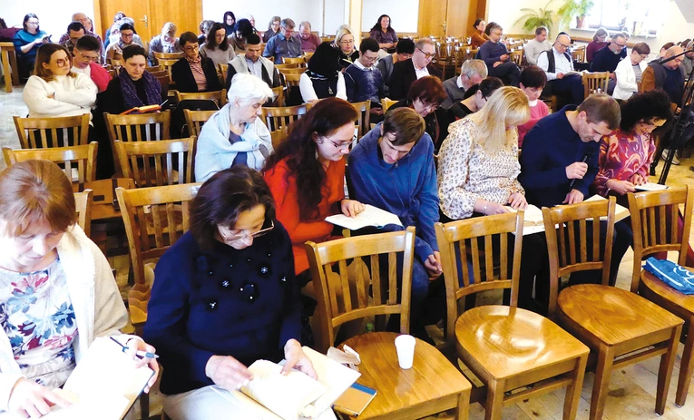 Słuchacze podczas pierwszych zajęć drugiego sezonu w Bielsku-Białej.