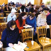 Słuchacze podczas pierwszych zajęć drugiego sezonu w Bielsku-Białej.