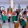 Mieszkańcy Wilamowic z portretem swojego rodaka na bielskiej uroczystości.