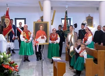 Mieszkańcy Wilamowic z portretem swojego rodaka na bielskiej uroczystości.