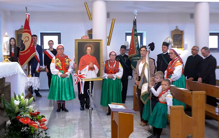 Mieszkańcy Wilamowic z portretem swojego rodaka na bielskiej uroczystości.