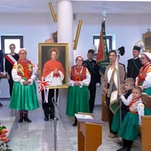 Mieszkańcy Wilamowic z portretem swojego rodaka na bielskiej uroczystości.