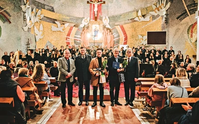 Na zdjęciu (od lewej): Daniel Ptach, dyrektor Międzynarodowego Festiwalu Muzyki Religijnej  im. ks. S. Ormińskiego, Marcin Kurkowski, sekretarz miasta Rumi, Mikołaj Gąsiewski, kompozytor, prof. Kazimierz Nowosielski, autor tekstu, oraz Kazimierz Klawiter, przedstawiciel Społecznego Komitetu Obchodów 800-lecia Rumi. W tle chórzyści i orkiestra.