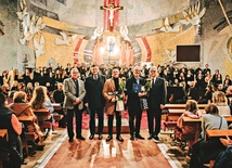 Na zdjęciu (od lewej): Daniel Ptach, dyrektor Międzynarodowego Festiwalu Muzyki Religijnej  im. ks. S. Ormińskiego, Marcin Kurkowski, sekretarz miasta Rumi, Mikołaj Gąsiewski, kompozytor, prof. Kazimierz Nowosielski, autor tekstu, oraz Kazimierz Klawiter, przedstawiciel Społecznego Komitetu Obchodów 800-lecia Rumi. W tle chórzyści i orkiestra.