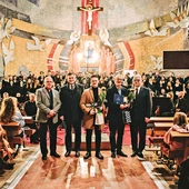 Na zdjęciu (od lewej): Daniel Ptach, dyrektor Międzynarodowego Festiwalu Muzyki Religijnej  im. ks. S. Ormińskiego, Marcin Kurkowski, sekretarz miasta Rumi, Mikołaj Gąsiewski, kompozytor, prof. Kazimierz Nowosielski, autor tekstu, oraz Kazimierz Klawiter, przedstawiciel Społecznego Komitetu Obchodów 800-lecia Rumi. W tle chórzyści i orkiestra.