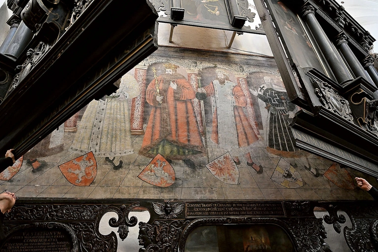 Zabytkowe freski w prezbiterium na co dzień są ukryte przed wzrokiem wiernych i zwiedzających.