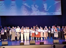 Wszyscy laureaci na scenie.