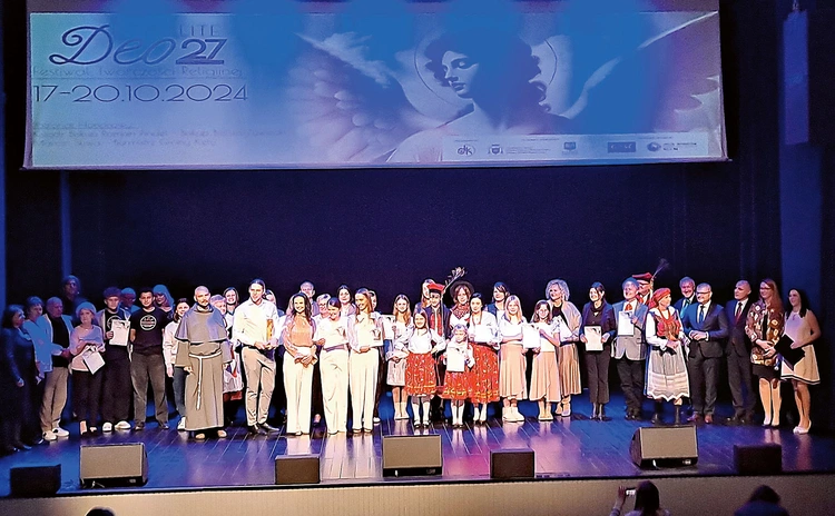 Wszyscy laureaci na scenie.