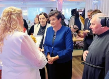 Przedstawiciele SSH, Grażyna Chorąży (w środku), Urszula Cichoń i ks. Piotr Schora SDS, odebrali liczne gratulacje. 