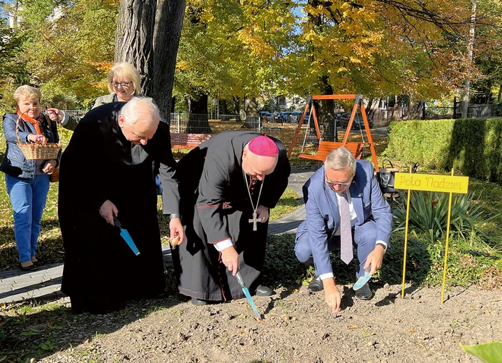 Przed budynkiem hospicjum cebulki posadzili goście uroczystości, m.in. bp Piotr Greger i poseł Stanisław Szwed. 