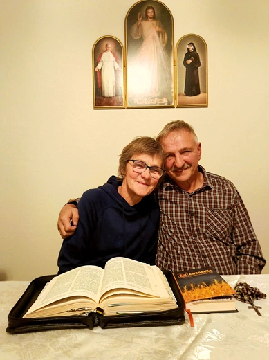 Do dziś małżonkowie wspólnie odmawiają Różaniec. Razem chodzą też codziennie na Eucharystię.