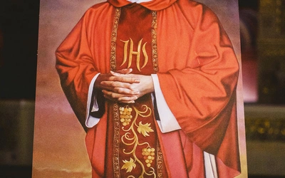 Wizerunek błogosławionego, który towarzyszy wykonawcom. 